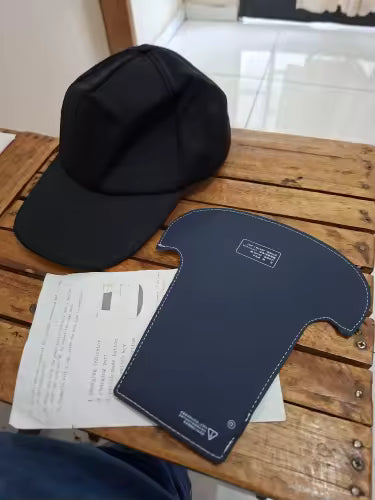 Fotografía de la gorra y su embalaje asociada a la opinión cedida de Carlos M.