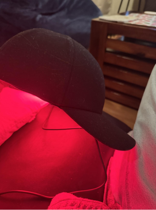 Fotografía de la gorra encendida asociada a la opinión cedida de Elena R.